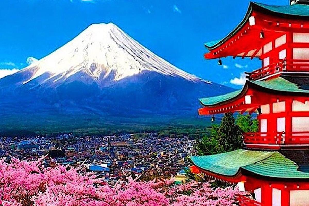 una montagna e una pagoda di fronte a una città