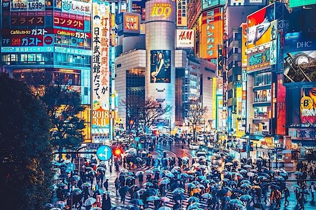 jalan bandar yang sibuk dengan orang ramai yang berpayung