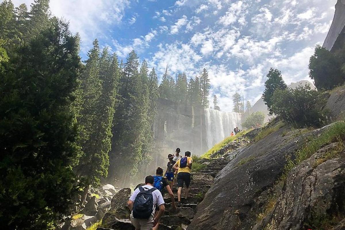 un grupo de personas caminando por un sendero de montaña