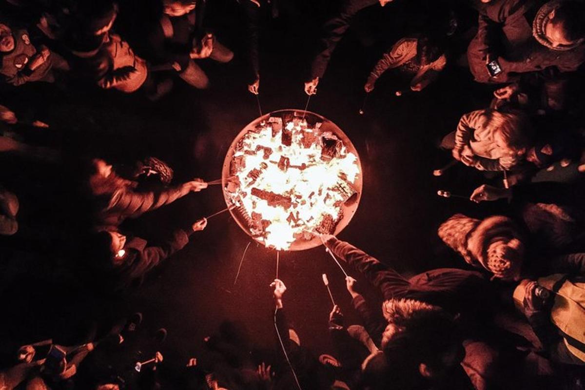 Un grupo de personas de pie alrededor de un globo.