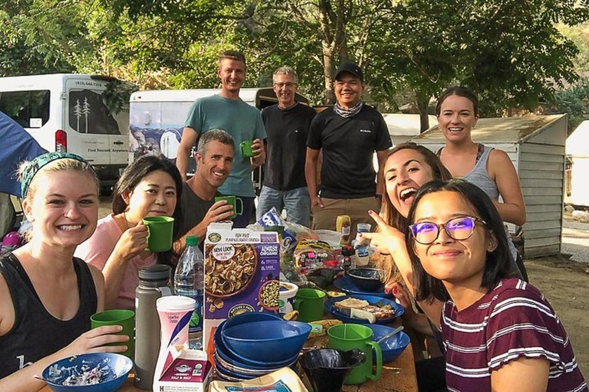 un grupo de personas sentadas alrededor de una mesa