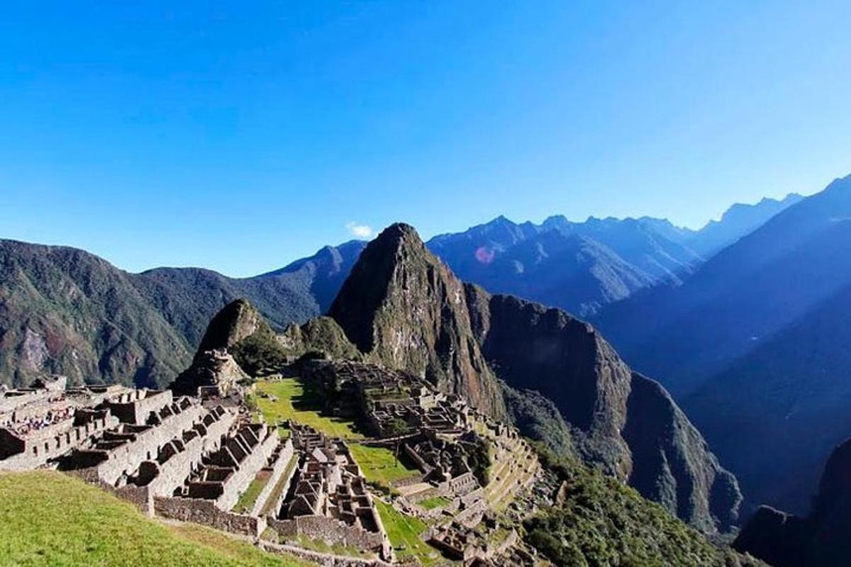 o vedere a ruinelor din Machu Picchu pe munte