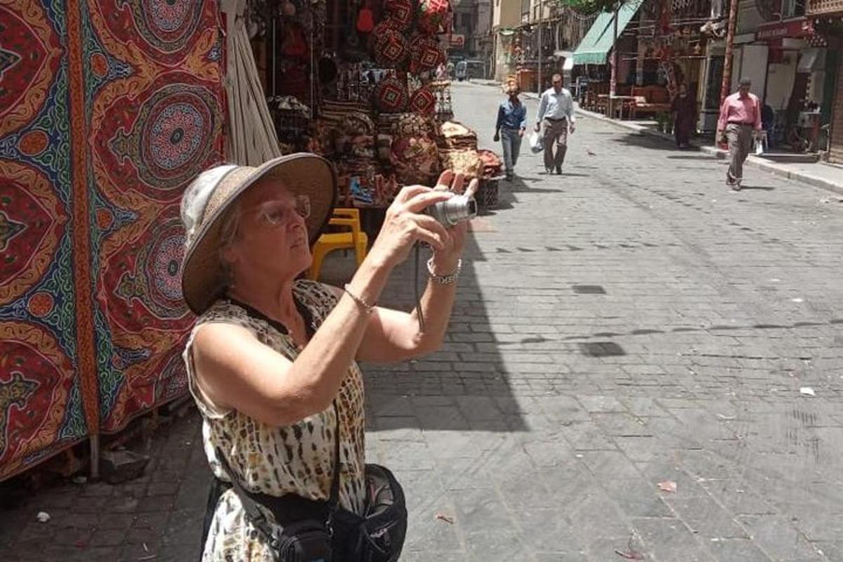 žena fotiaca ulicu fotoaparátom