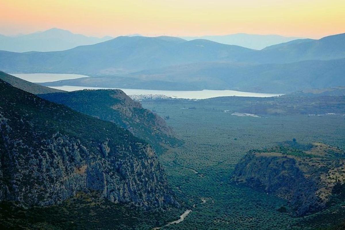 uma vista de uma montanha com um rio e um vale