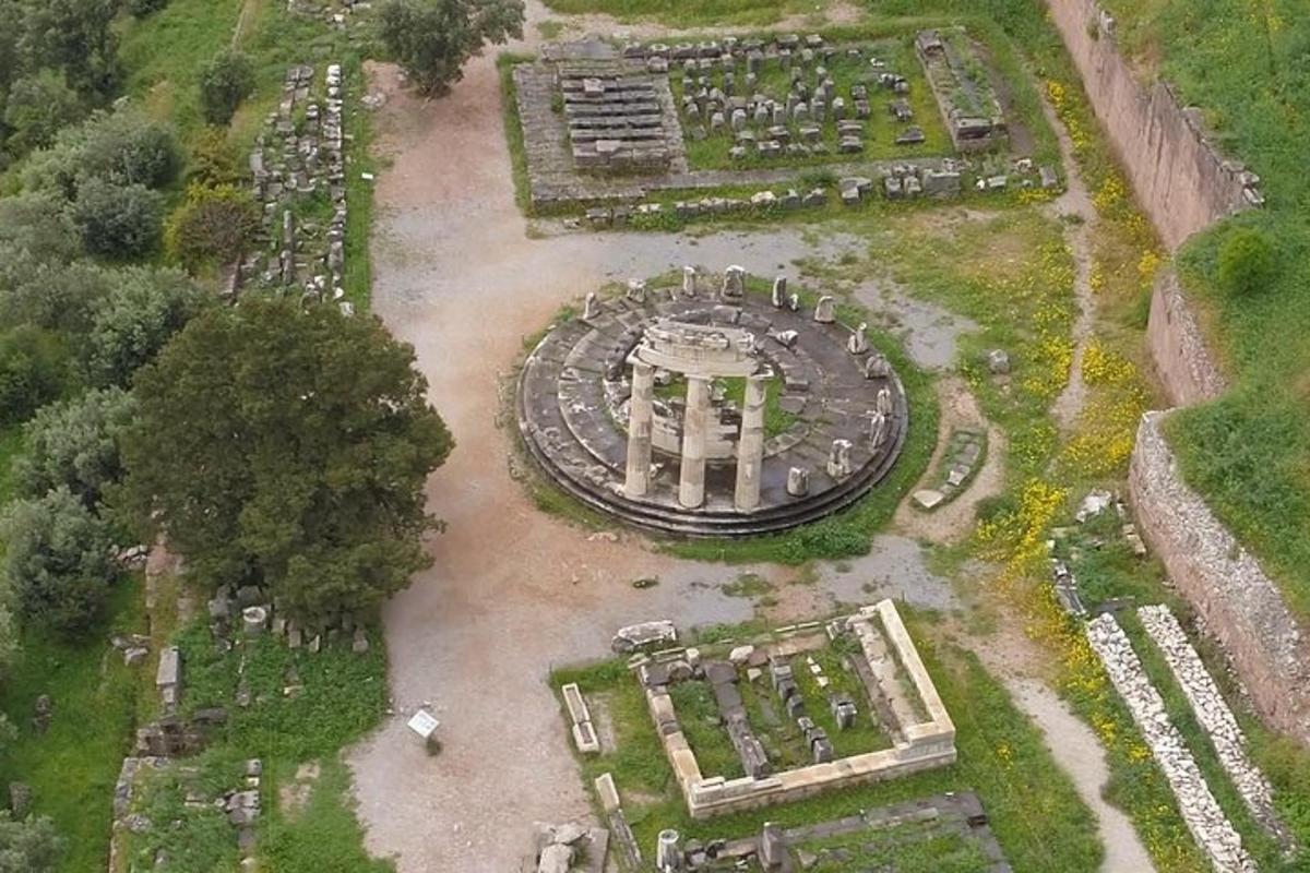 uma vista aérea de um parque com um edifício