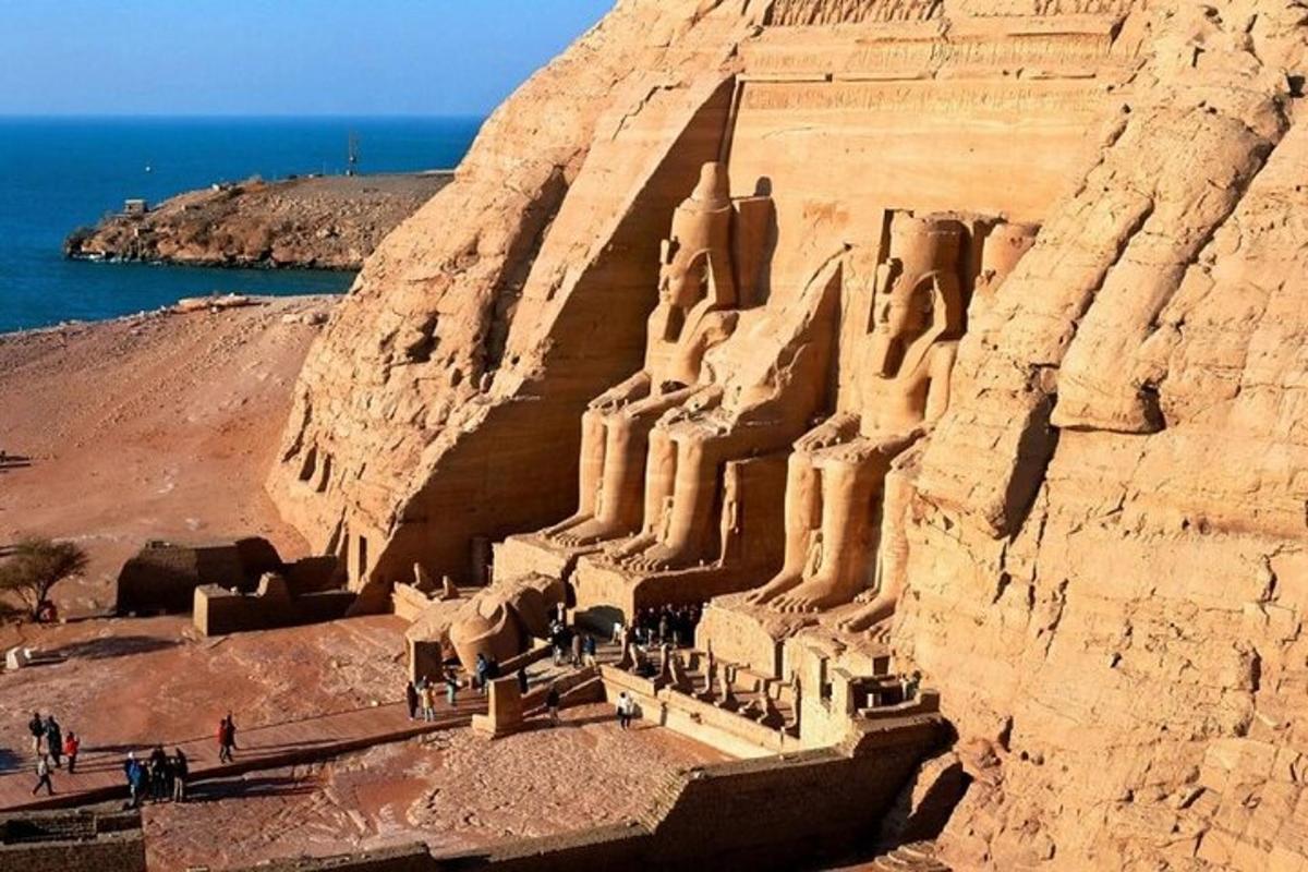 un gran castell de sorra al costat d'un penya-segat