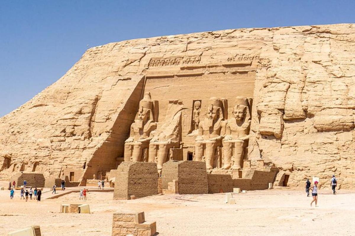 مبنى كبير يقف الناس أمامه