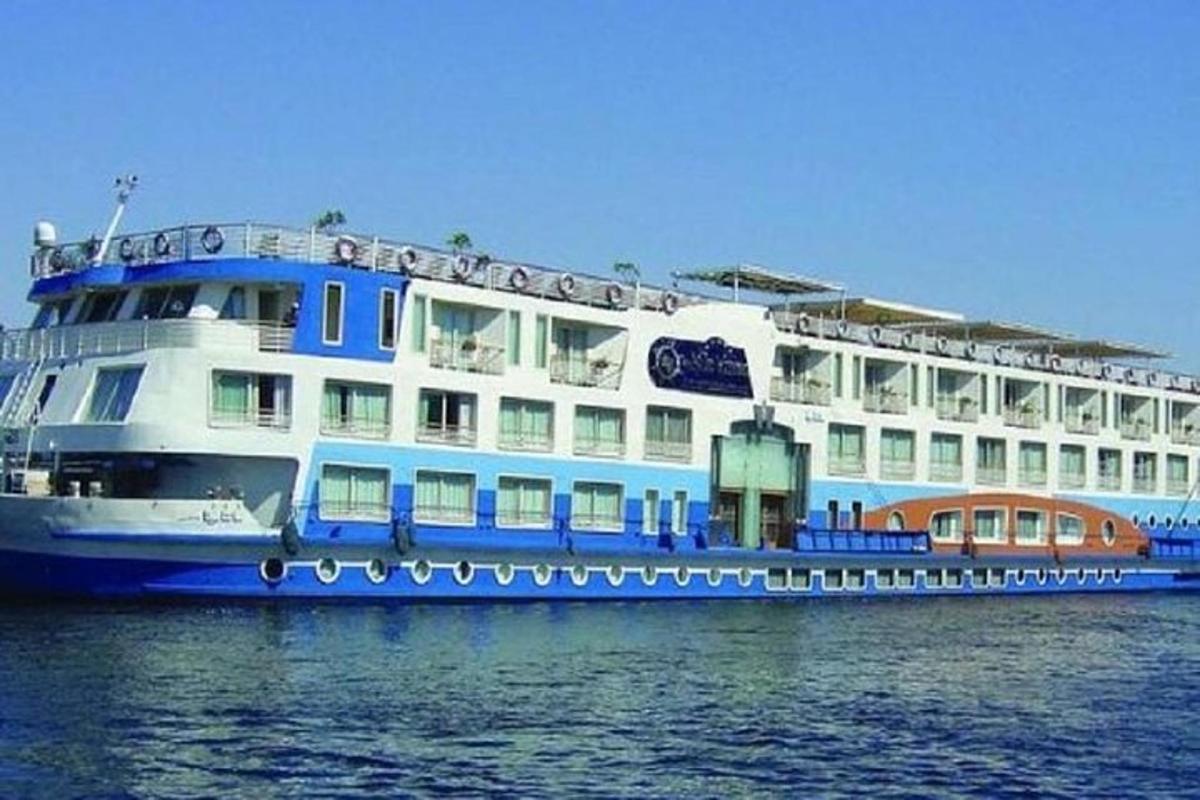 ένα μεγάλο κρουαζιερόπλοιο στο νερό