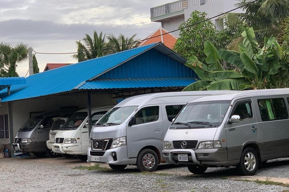 isang hilera ng mga van na nakaparada sa isang parking lot