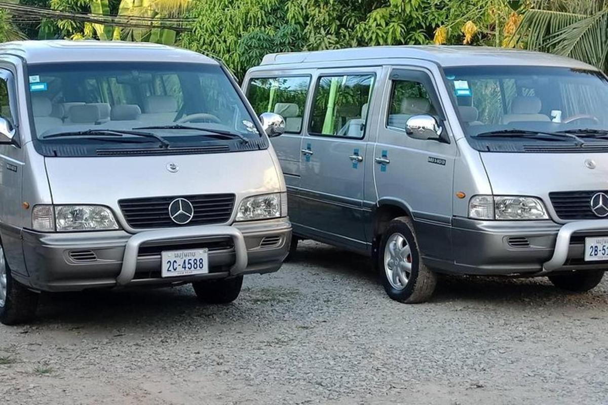 magkatabi ang dalawang puting van
