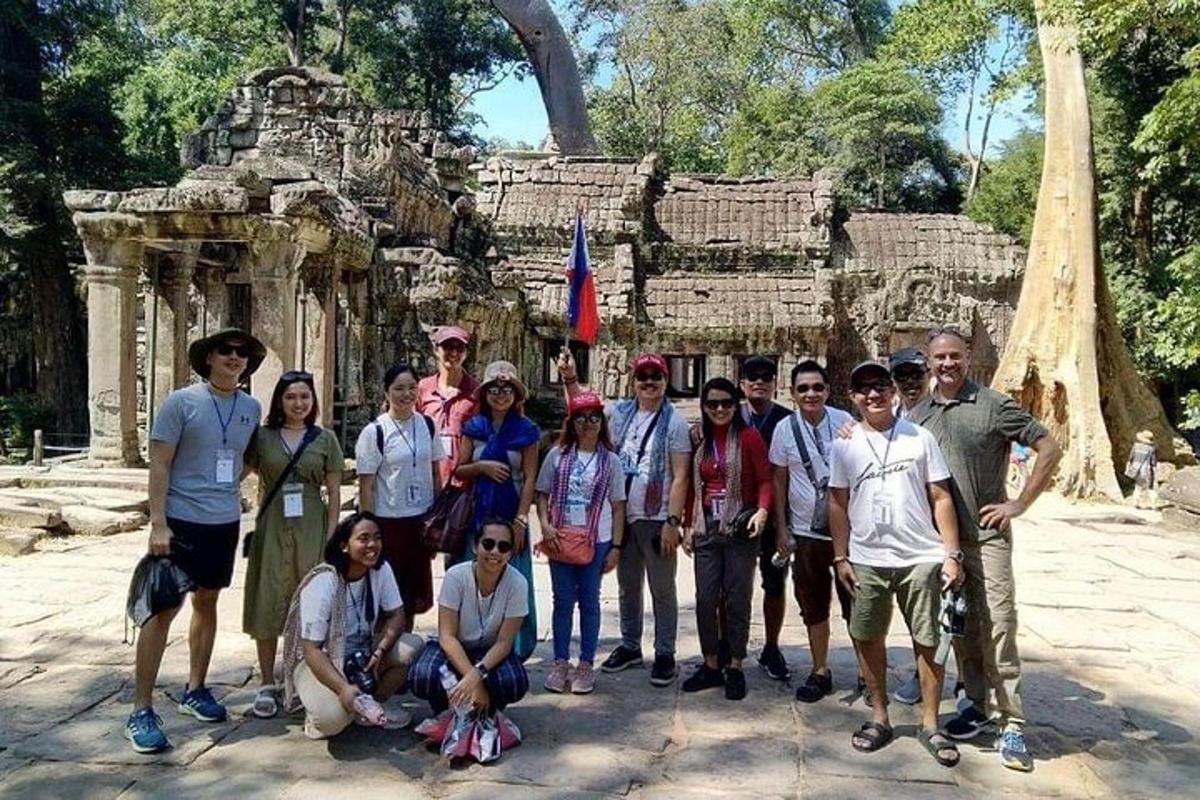 un grup de persones dempeus davant d'un temple
