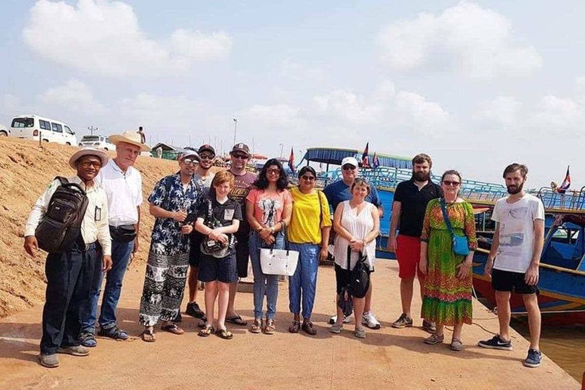 grupė žmonių, stovinčių priešais valtį