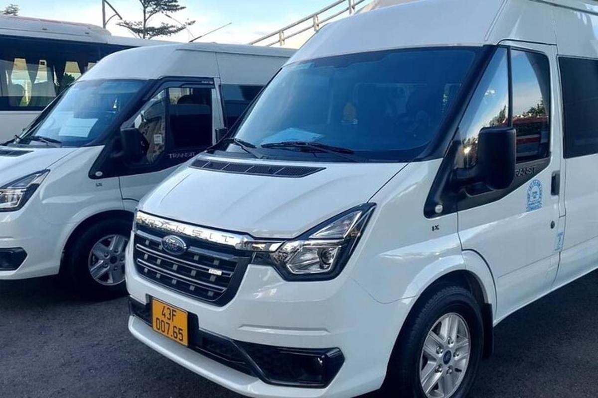 tiga buah van putih diletakkan di tempat letak kereta