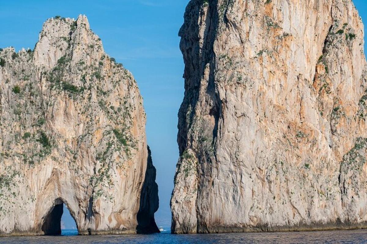 velký skalní útvar ve vodě vedle oceánu