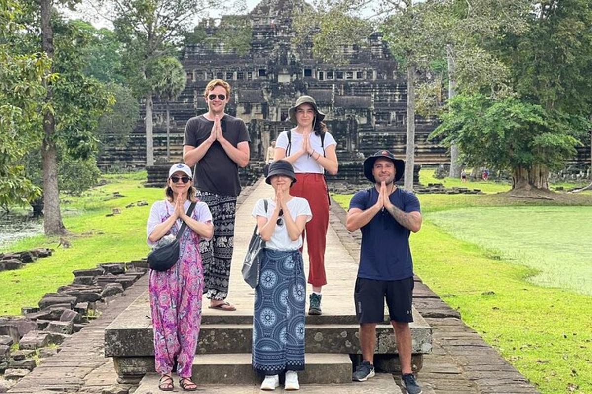 sekumpulan orang berdiri di hadapan kuil