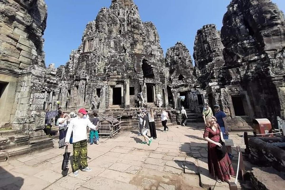 sekumpulan orang berdiri di hadapan kuil