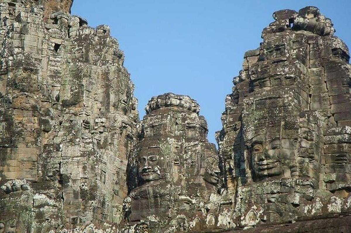 dua muka batu di sisi bangunan