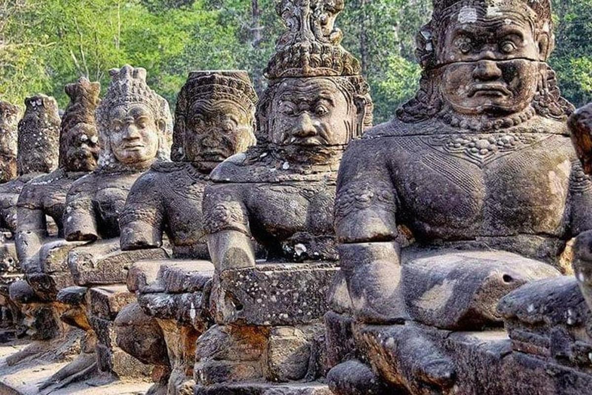 sekumpulan patung batu duduk bersebelahan