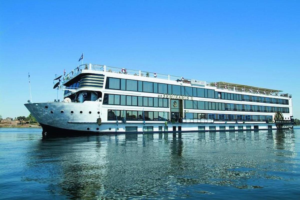 una grande nave da crociera in acqua