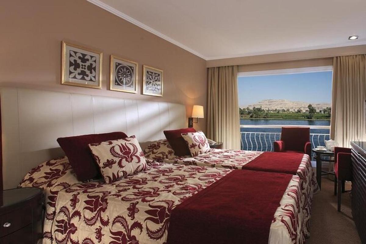 una camera d'albergo con un letto e una grande finestra