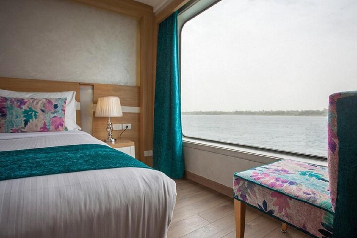 una camera da letto con un letto e una grande finestra