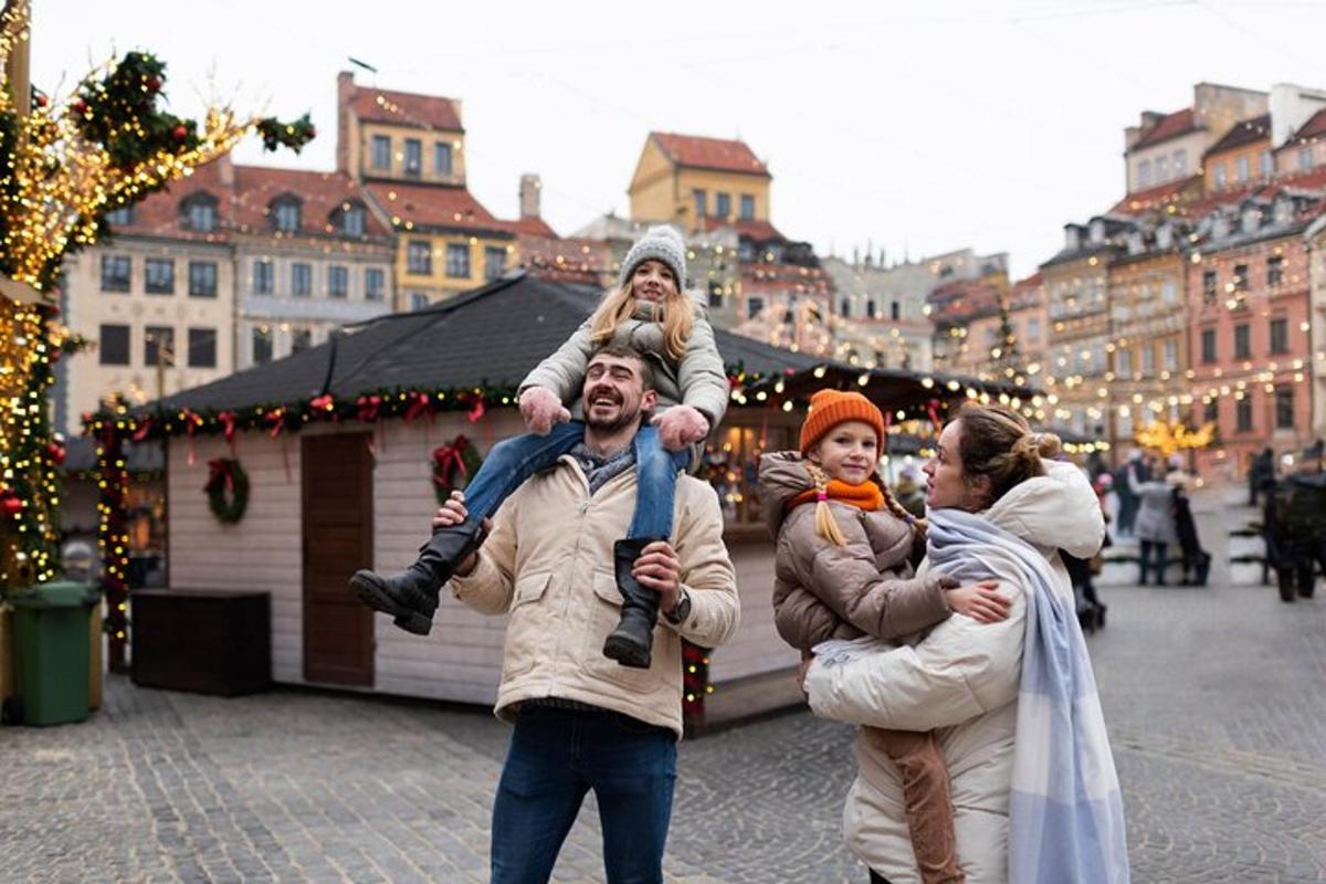muž drží dieťa na pleciach