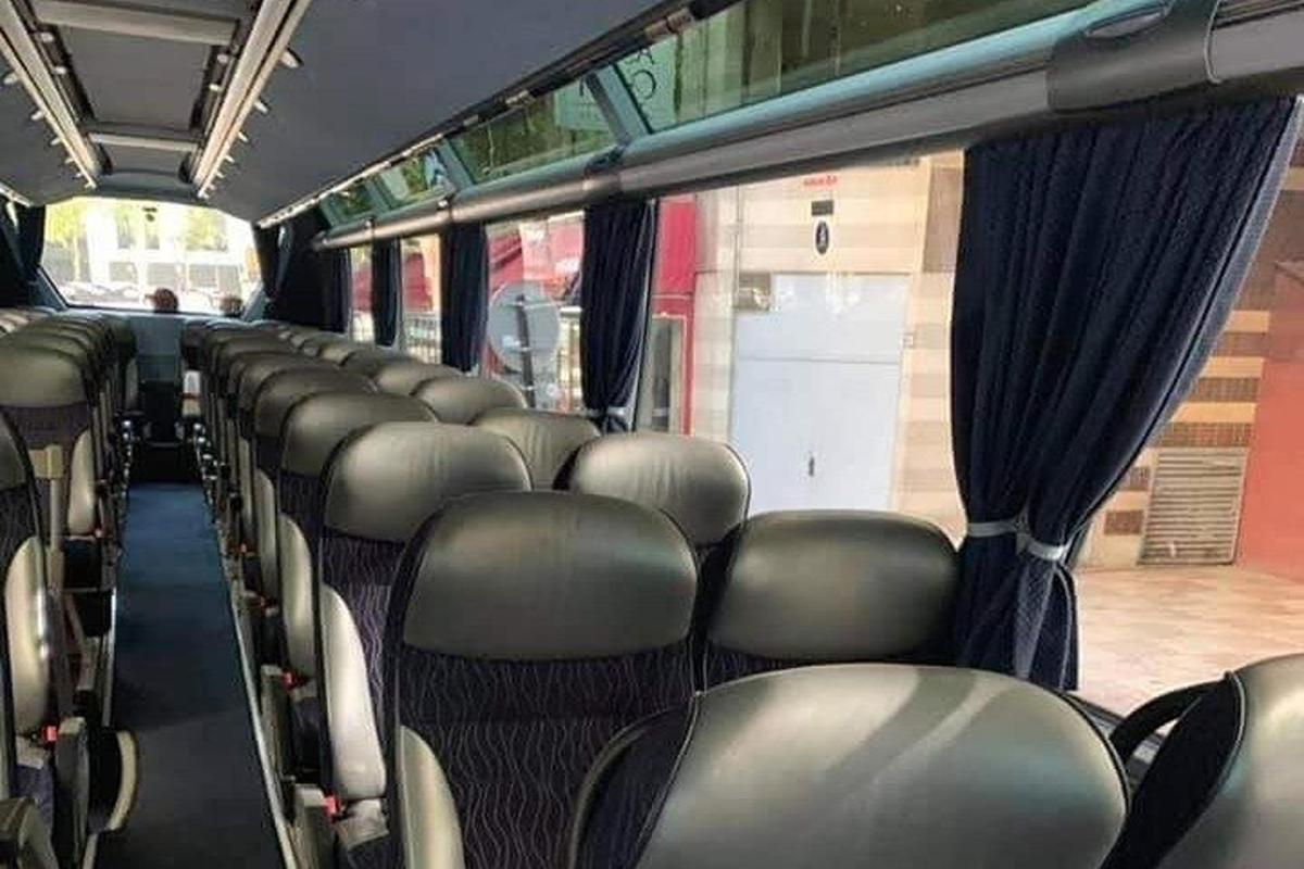 autobus s voľnými sedadlami v autobuse