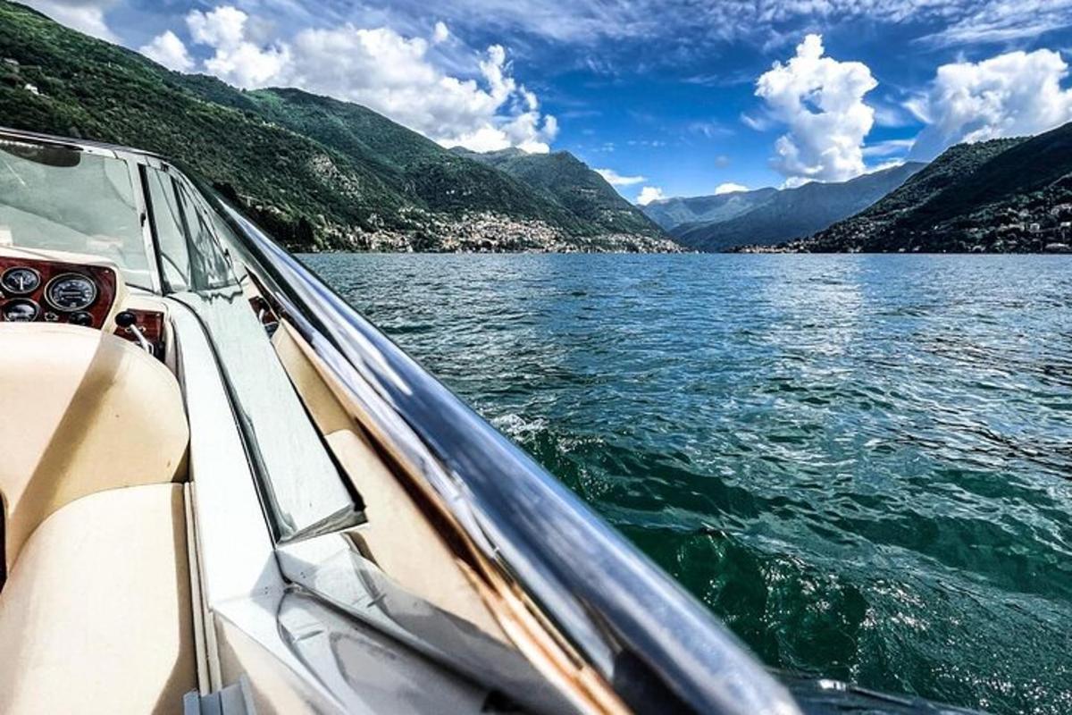 un vaixell en una gran massa d'aigua