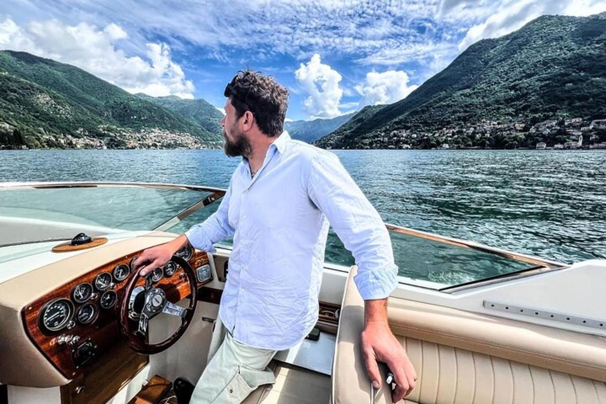un home dret en un vaixell a l'aigua