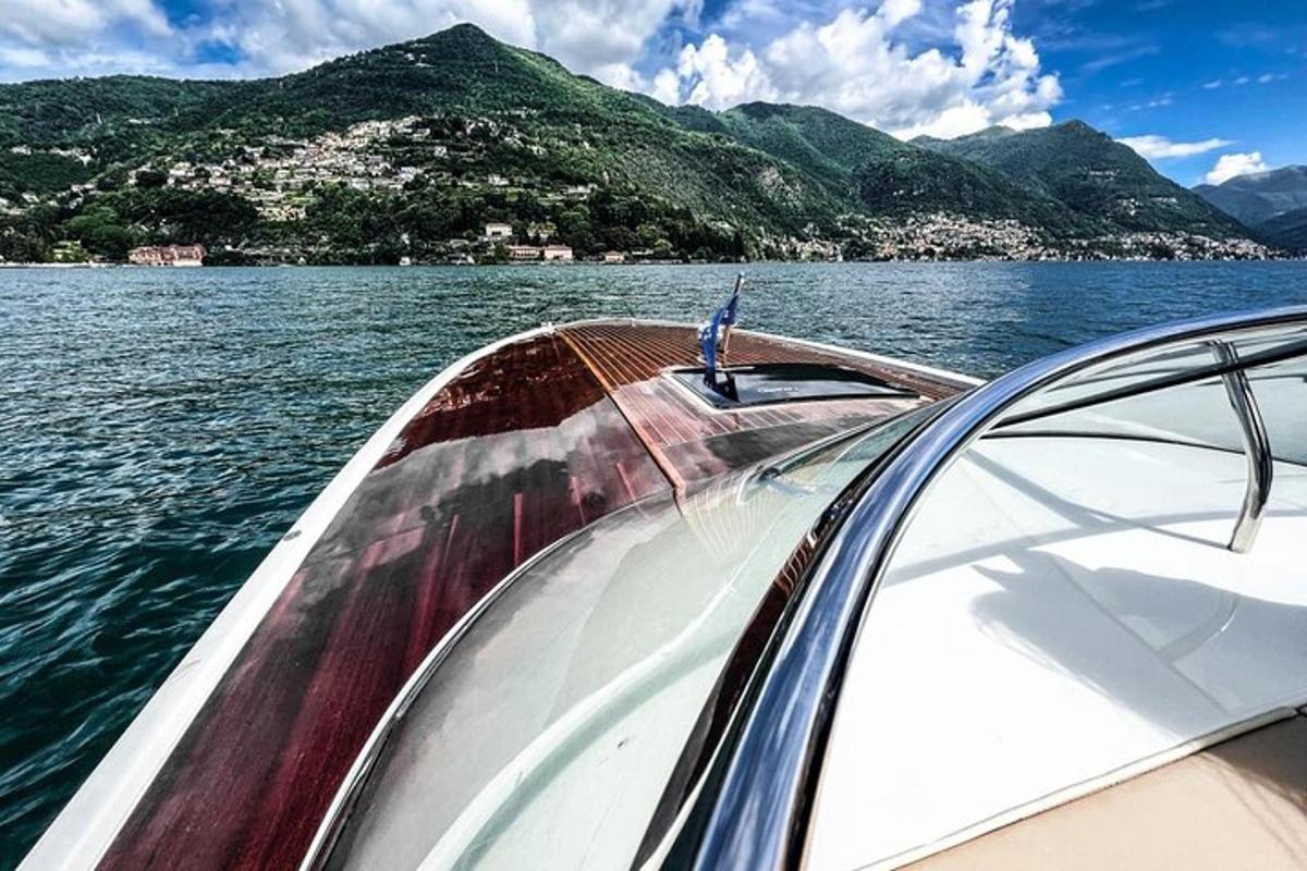 een boot op een watermassa met een berg