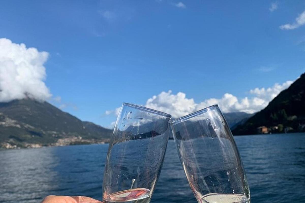due bicchieri di vino seduti accanto a uno specchio d'acqua