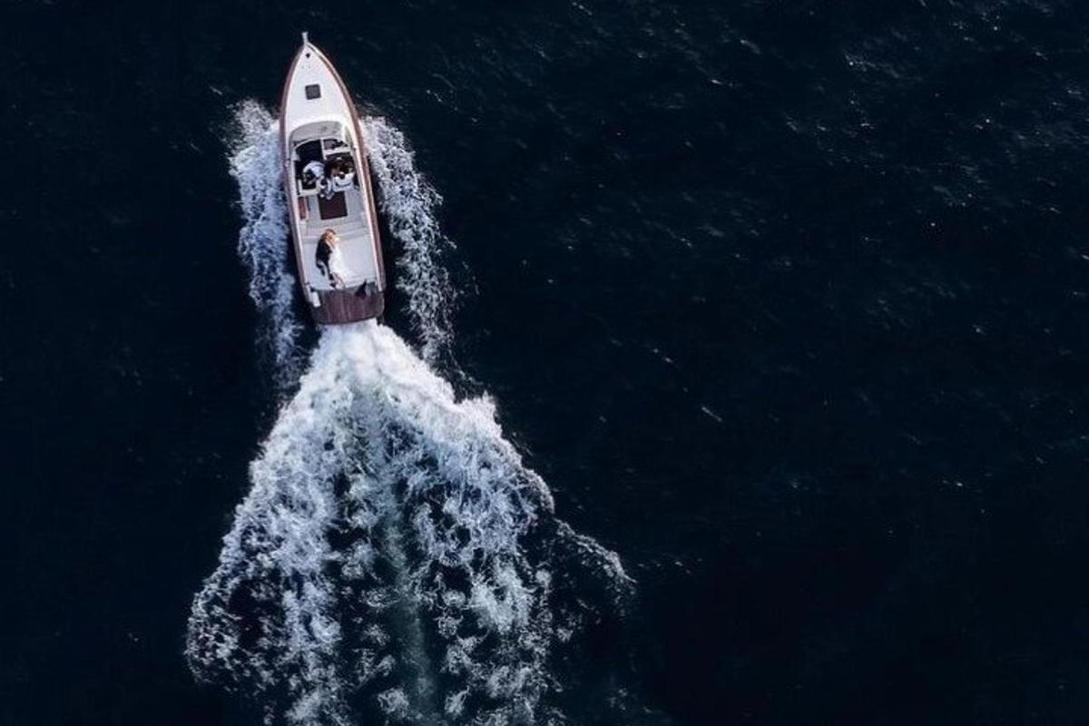 una vista aerea di una barca in acqua