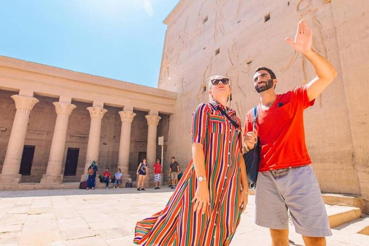 Δύο άντρες στέκονται ο ένας δίπλα στον άλλον μπροστά σε ένα κτίριο