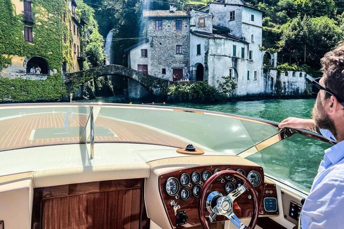 een man die een boot bestuurt op een rivier met een kasteel