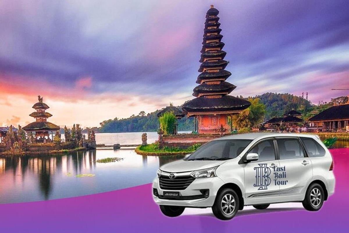 egy fehér furgon parkolt egy pagoda előtt
