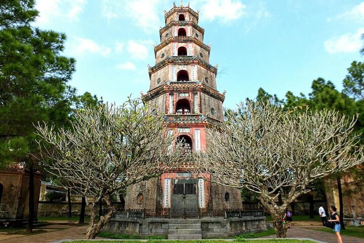 un vecchio edificio con una torre in un parco