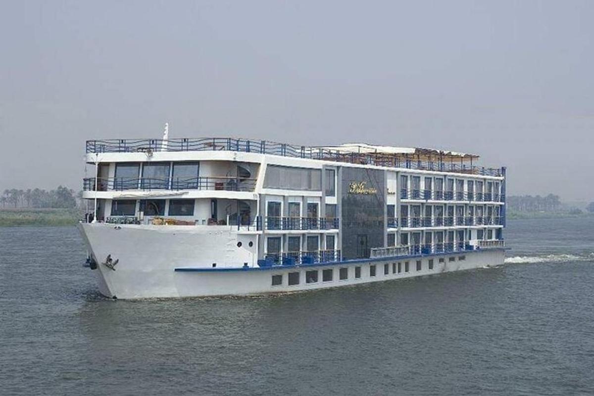 et stort cruiseskip på vannet