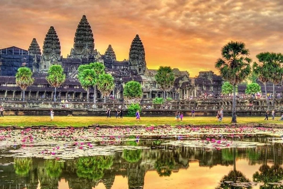 una vista del tempio di Angkor Wat al tramonto