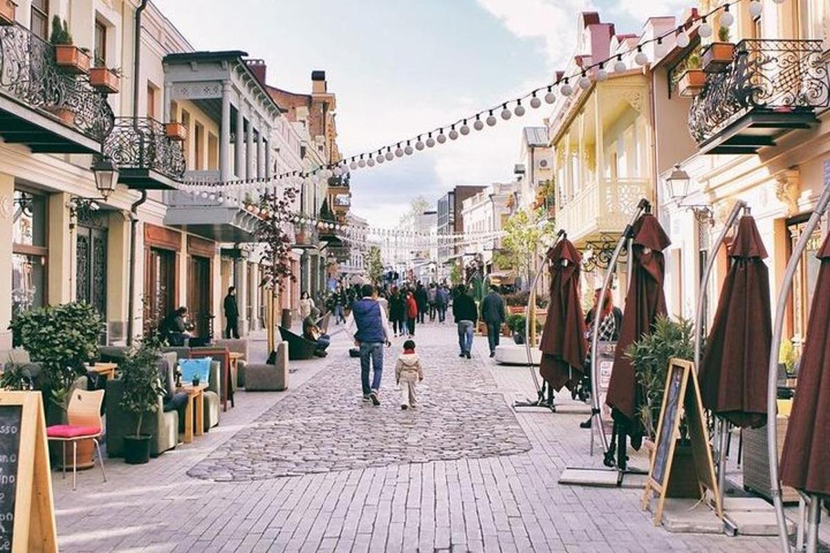 moški in otrok, ki hodita po ulici
