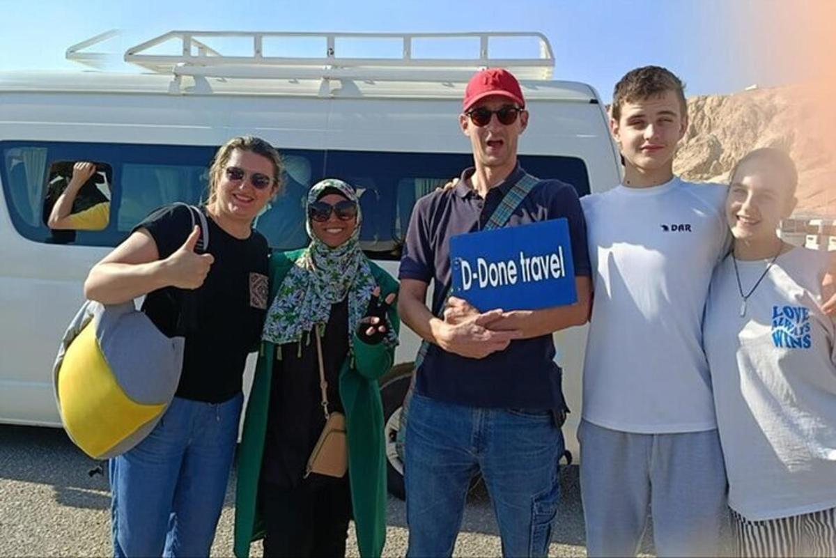 un gruppo di persone in piedi davanti a un furgone
