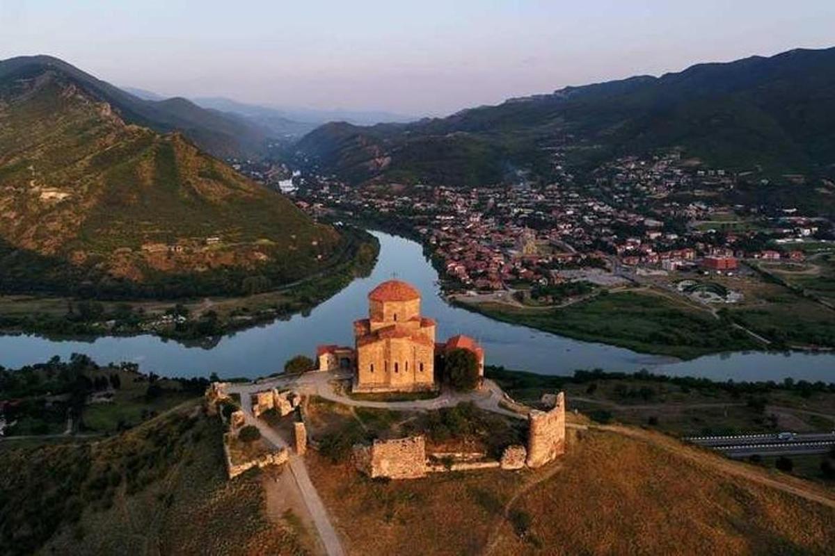 stara stavba na vrhu hriba ob reki