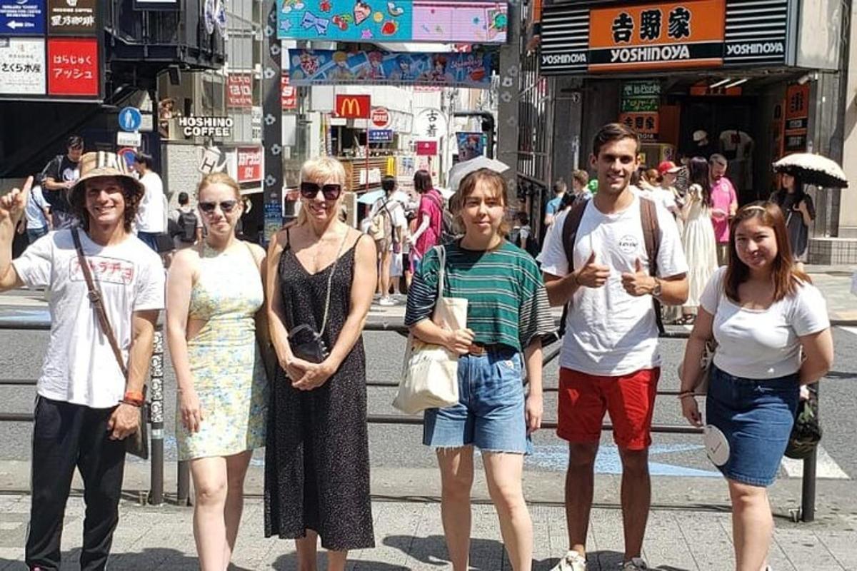 skupina ljudi, ki hodijo po mestni ulici