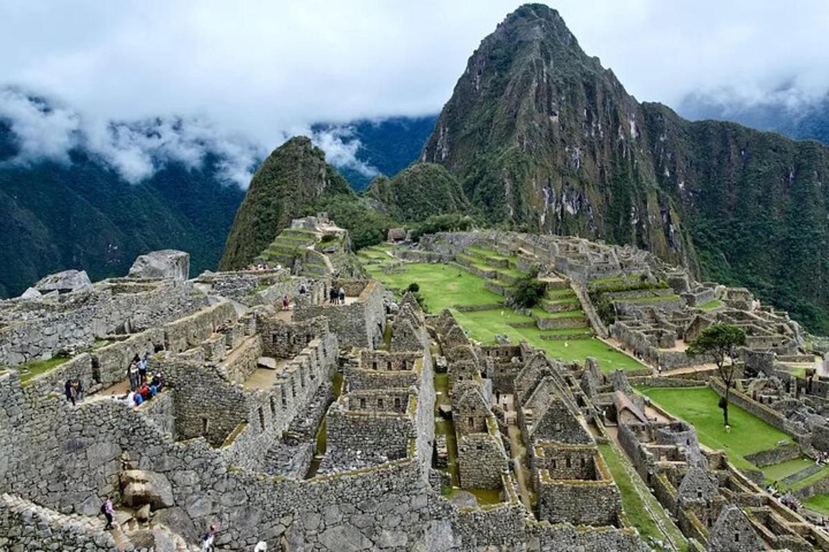 Útsýni yfir Machu Picchu með fjall í bakgrunni