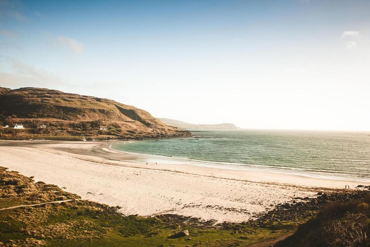una vista di una spiaggia vicino all'oceano