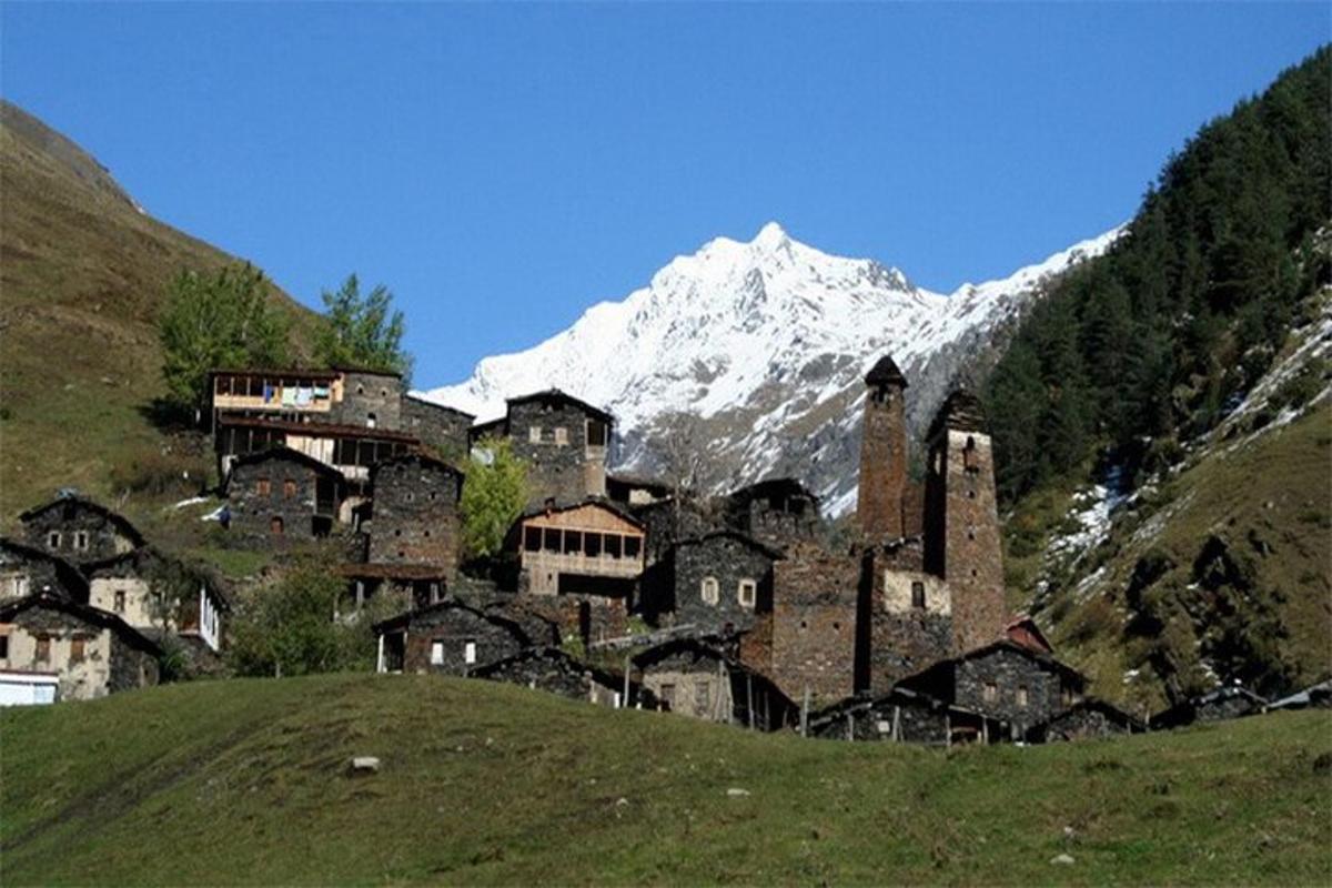 山上的村庄，背景是一座山