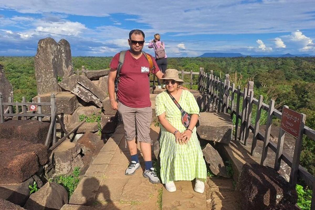 un uomo e una donna in piedi su un ponte