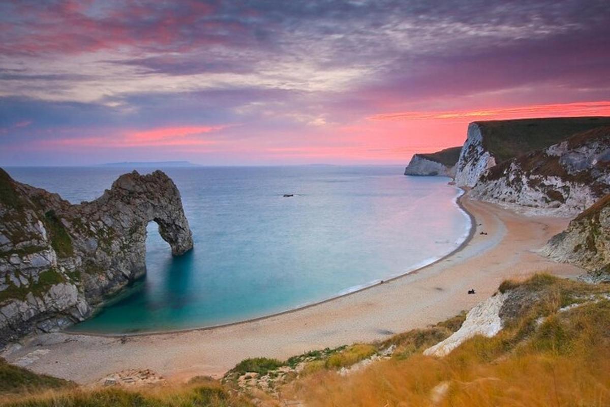 pogled na plažo z oceanom in skalami