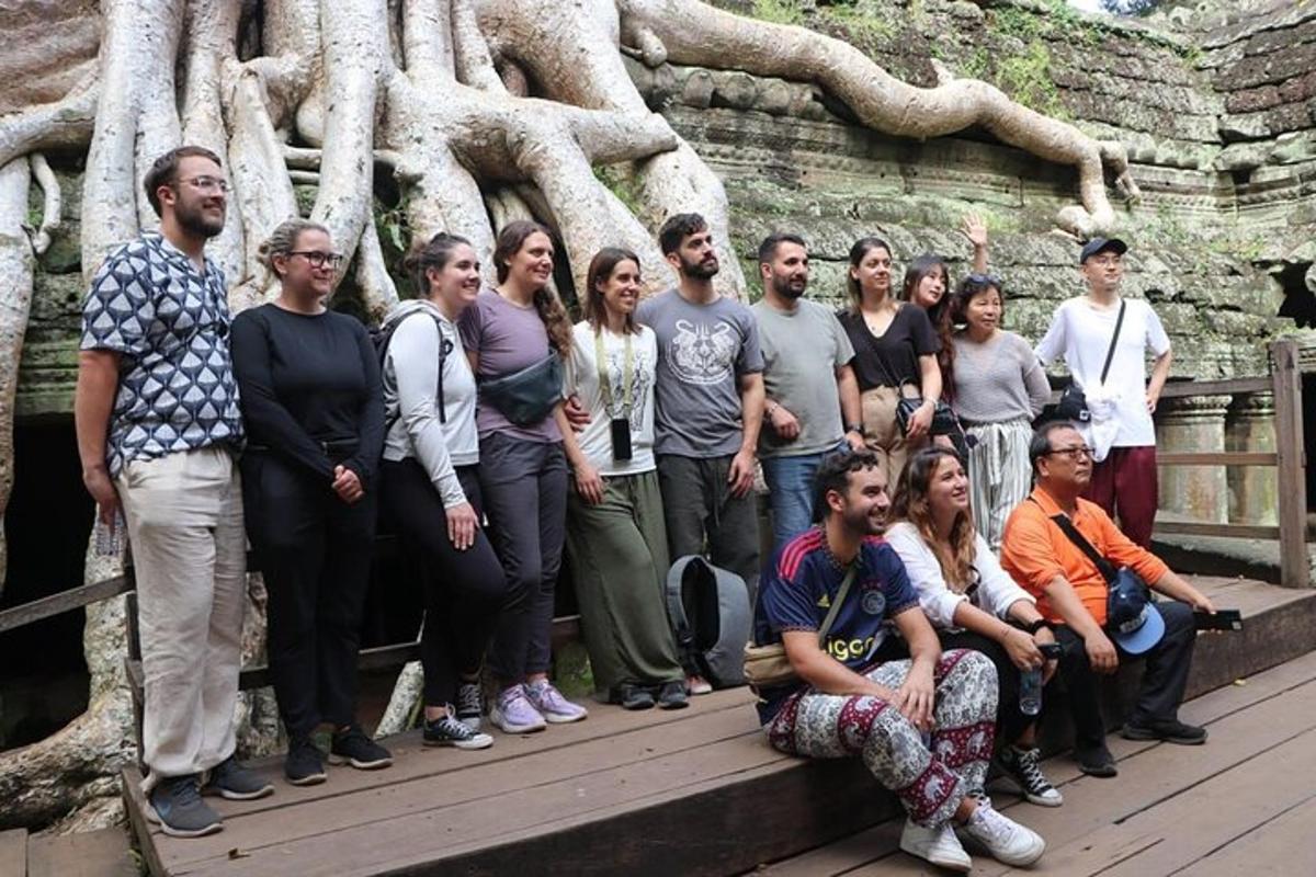 un grupo de personas de pie frente a un árbol