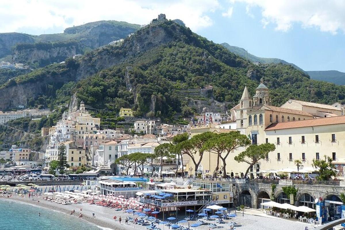 una vista di una spiaggia con una montagna sullo sfondo