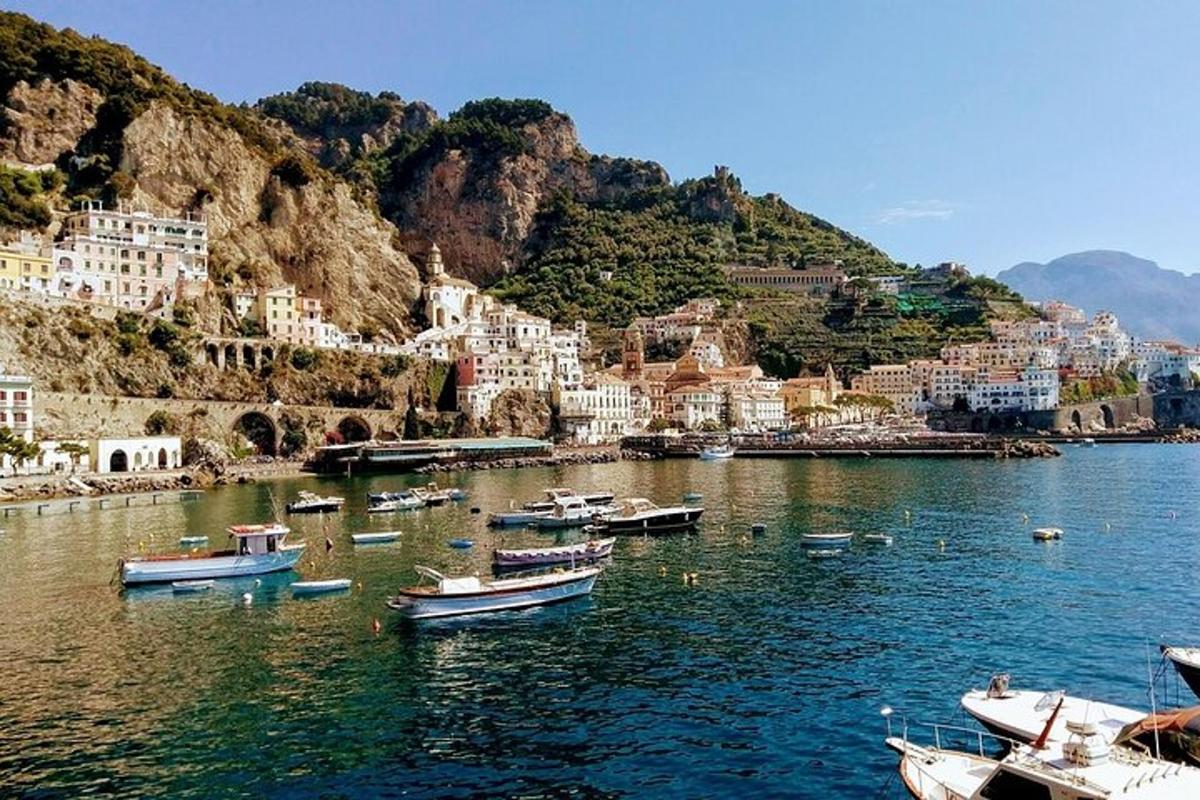 un gruppo di barche in uno specchio d'acqua con edifici